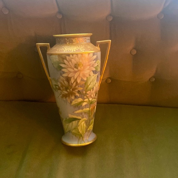 Vintage vase flower design